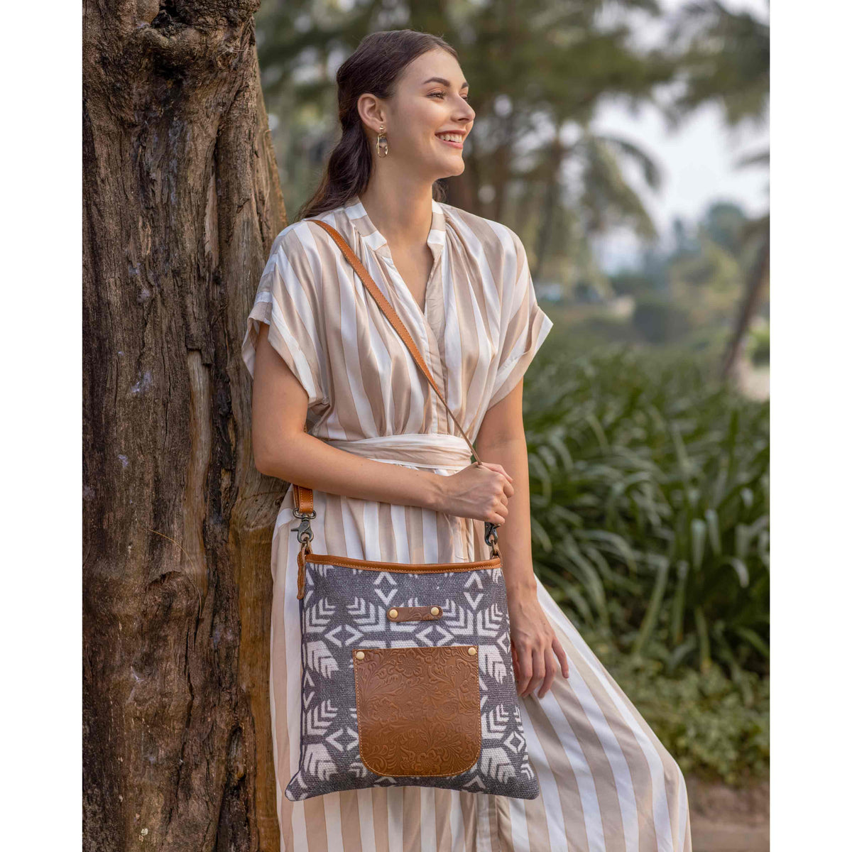Leaflike Shoulder Bag